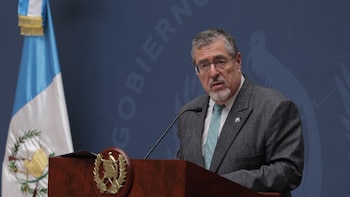 El tope a los combustibles en Guatemala, la petición de Bernardo Arévalo y el pulso institucional que retrasa su aplicación