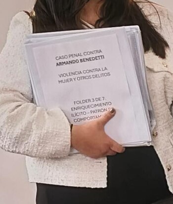 Asistentes de Laura Sarabia llevaban