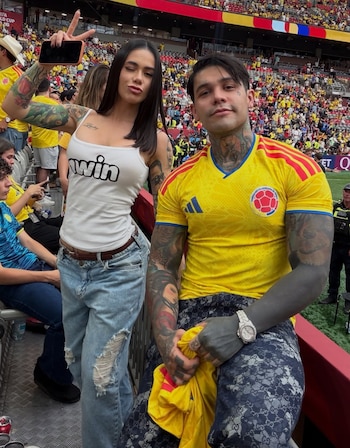 La fotografía de Cintia quitándose la camiseta de la selección, con gesto de molestia, generó miles de comentarios y se convirtió en tema de debate digital - crédito @yefersoncossio/ Instagram