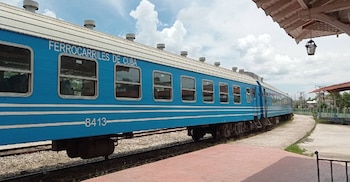 La escasez de combustible también afectó a las brigadas de Vías y Obras, que carecen de vehículos para trasladar a los operarios encargados del mantenimiento ferroviario. / (Cibercuba)