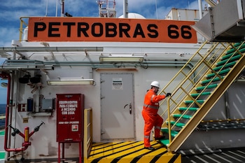 Un hombre trabaja en la plataforma P66, ubicada en la Cuenca de Santos (EFE/Antonio Lacerda/Archivo)