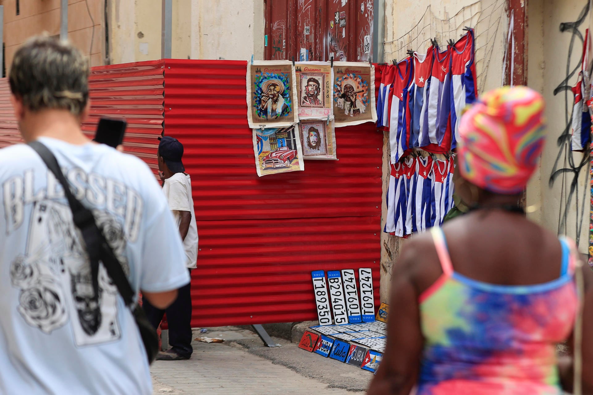 Fotografía del 6 de Junio de 2026 de personas caminando junto a un lugar de venta de artesanías en La Habana (Cuba) (EFE/ Ernesto Mastrascusa)
