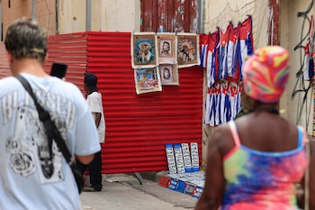 Fotografía del 6 de Junio de 2026 de personas caminando junto a un lugar de venta de artesanías en La Habana (Cuba) (EFE/ Ernesto Mastrascusa)