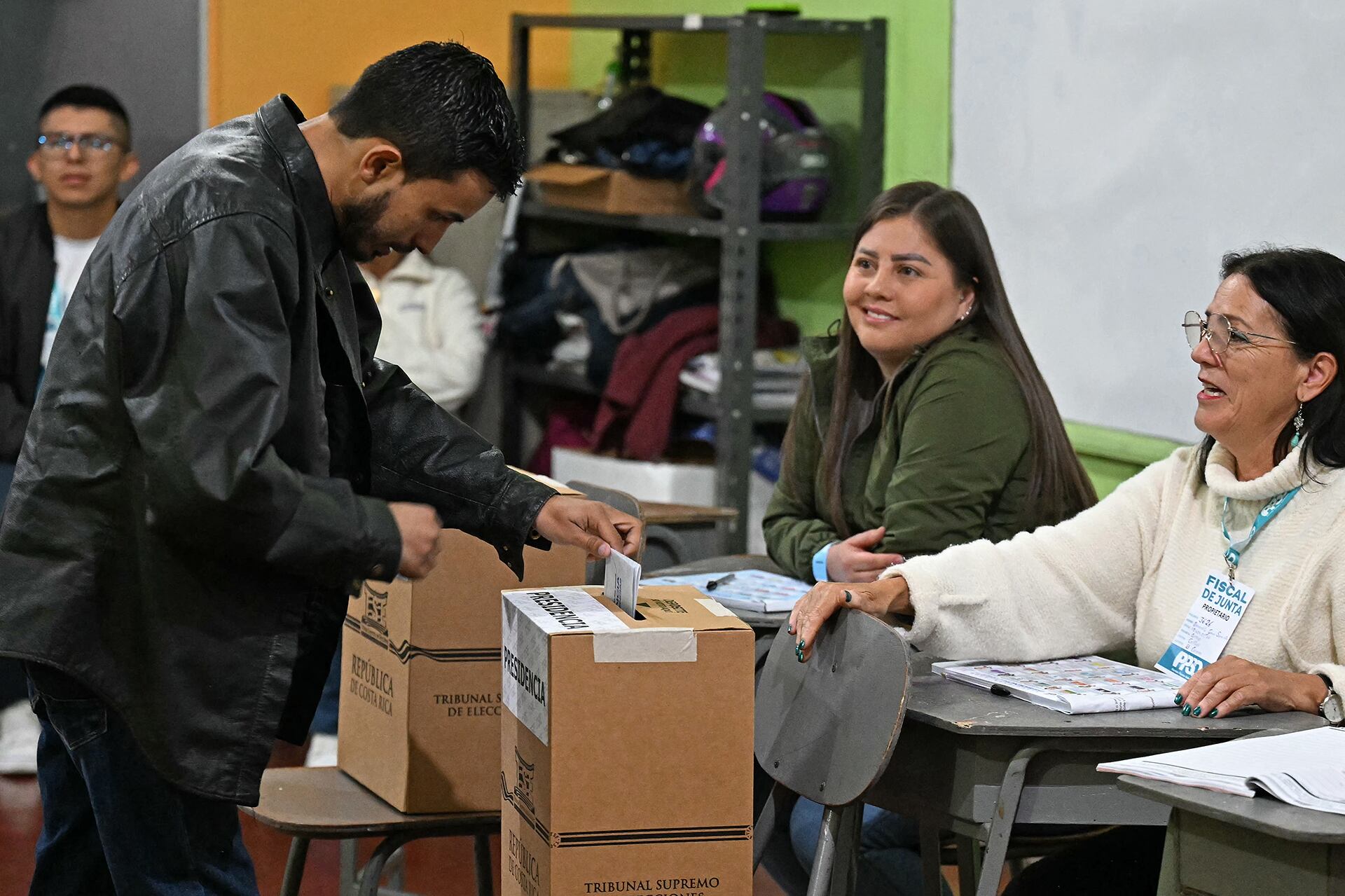 Pese al frío y la densa neblina en gran parte del país, los costarricenses aprovecharon la mañana para votar (Photo by Marvin RECINOS / AFP)