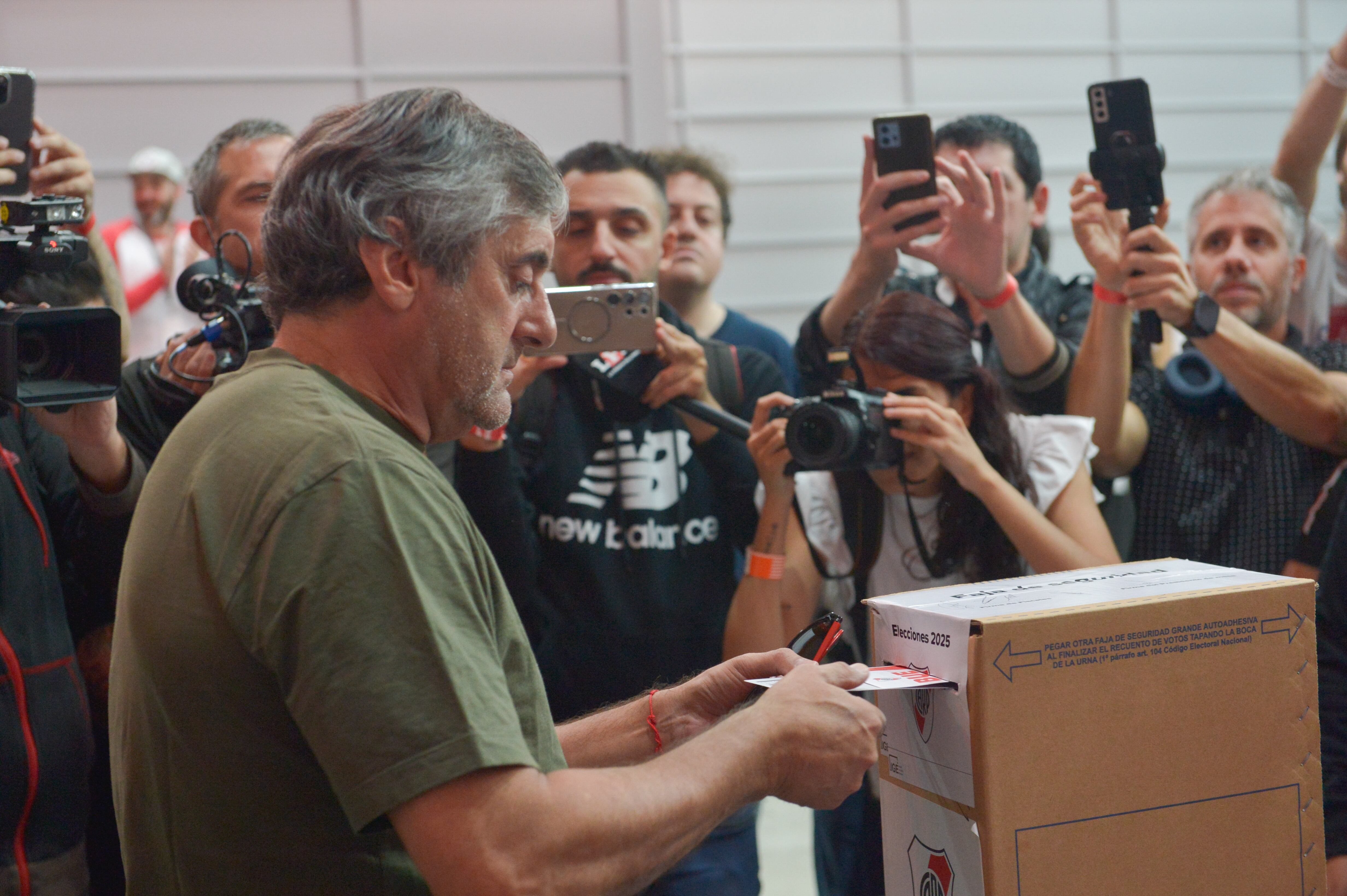 Enzo Francescoli, uno de los grandes aclamados por la gente en el Monumental (RS Fotos)
