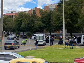 Las autoridades se encuentran recogiendo el cuerpo del hombre asesinado a mano armada en Barrios Unidos - crédito Juan Camilo Rodríguez Parrado/Infobae Colombia