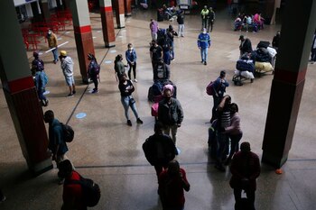 IMAGEN DE ARCHIVO. Pasajeros con