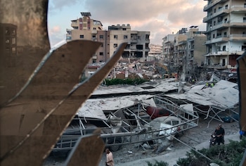 Un edificio destruido por un ataque aéreo israelí, visto desde una ventana del Hospital Jabal Amel en Tiro, Líbano, el 1 de junio de 2026. El hospital, gravemente dañado por un ataque israelí que hirió a 39 trabajadores, retomó operaciones al día siguiente. (Foto AP/archivo)
