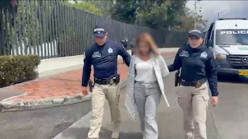 En Bogotá fue detenida Sindy Johana Roque Mejía, requerida por México por tráfico de estupefacientes, y en Cartagena cayó Marín Alonso Vázquez Ruiz, pedido por Perú por tráfico de armas y usura - crédito Dijín e Interpol / Policía Nacional