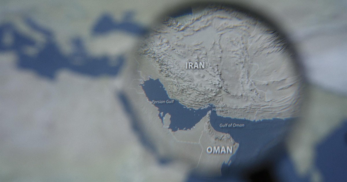 Irán informa de un grave incendio en un superpetrolero que activó una mina al intentar cruzar Ormuz