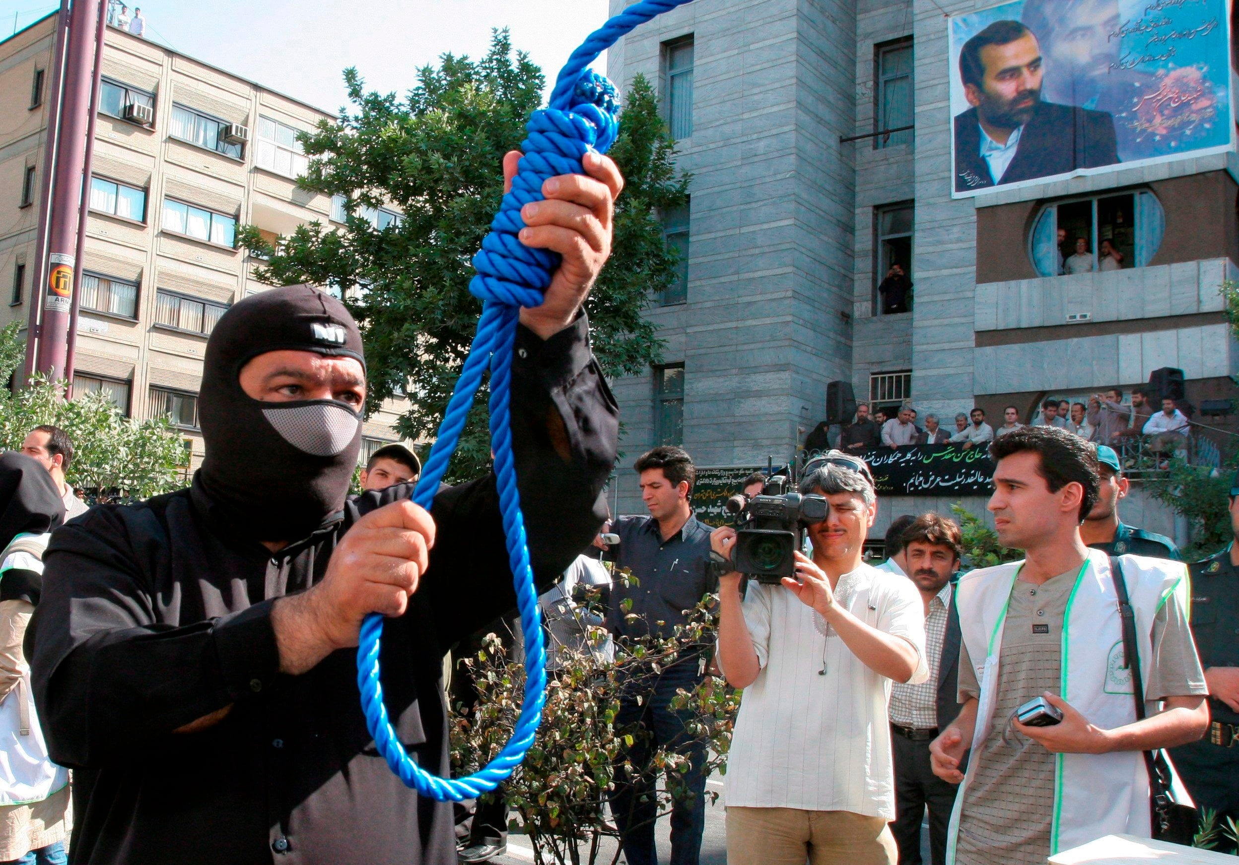 Un policía iraní preparaba una ejecución pública en 2007 en Teherán
EFE/Abedin Taherkenareh/Archivo