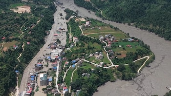 Crece el peligro en el Himalaya: dos lagos amenazan con romper sus barreras y desatar nuevas inundaciones en Nepal y China