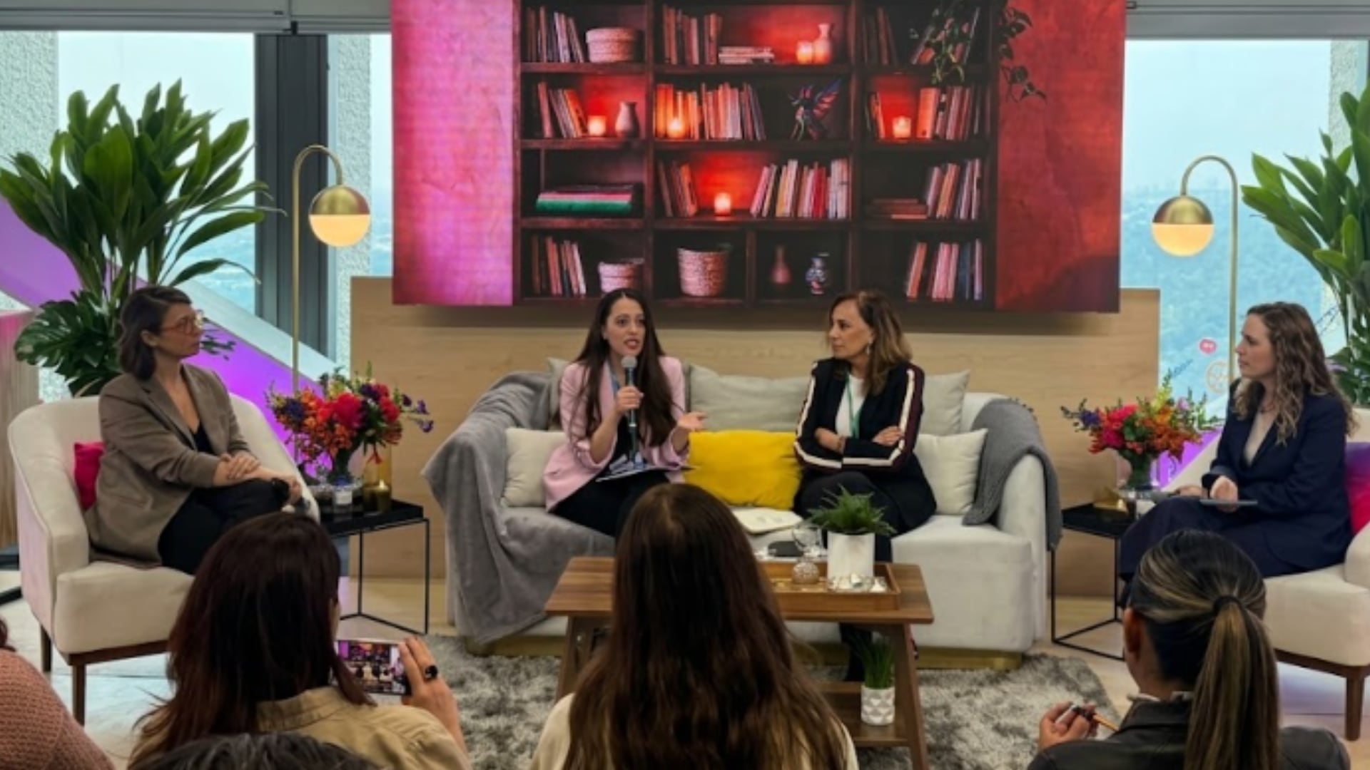 Cuatro especialistas participan en un panel durante el evento Screen Smart organizado por Meta para abordar la protección de los adolescentes en entornos digitales. (Meta )