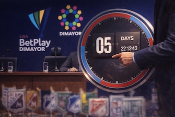 Un hombre de traje señala un reloj digital con la cuenta regresiva "05 DAYS 22:13:43", frente a logos de Dimayor y la Liga BetPlay, con banderas de clubes abajo.