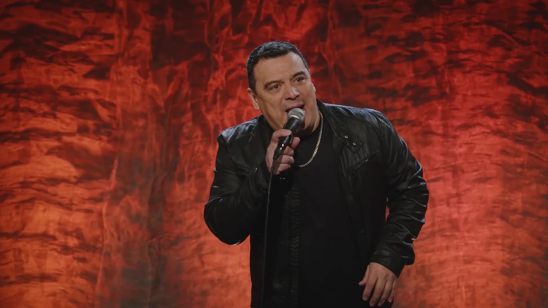 La Fiscalía señaló que los ingresos no informados se vinculan a Carlos Mencia y a su empresa Nedlos Entertainment, Inc., de la que figura como propietario y director ejecutivo (Captura de video: GRANDE).