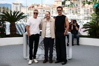 El director Ari Aster (centro) y los actores Pedro Pascal (derecha) y Joaquin Phoenix (izquierda) en la presentación de 'Eddington' en el Festival de Cannes 2025 (Foto: REUTERS/Sarah Meyssonnier)