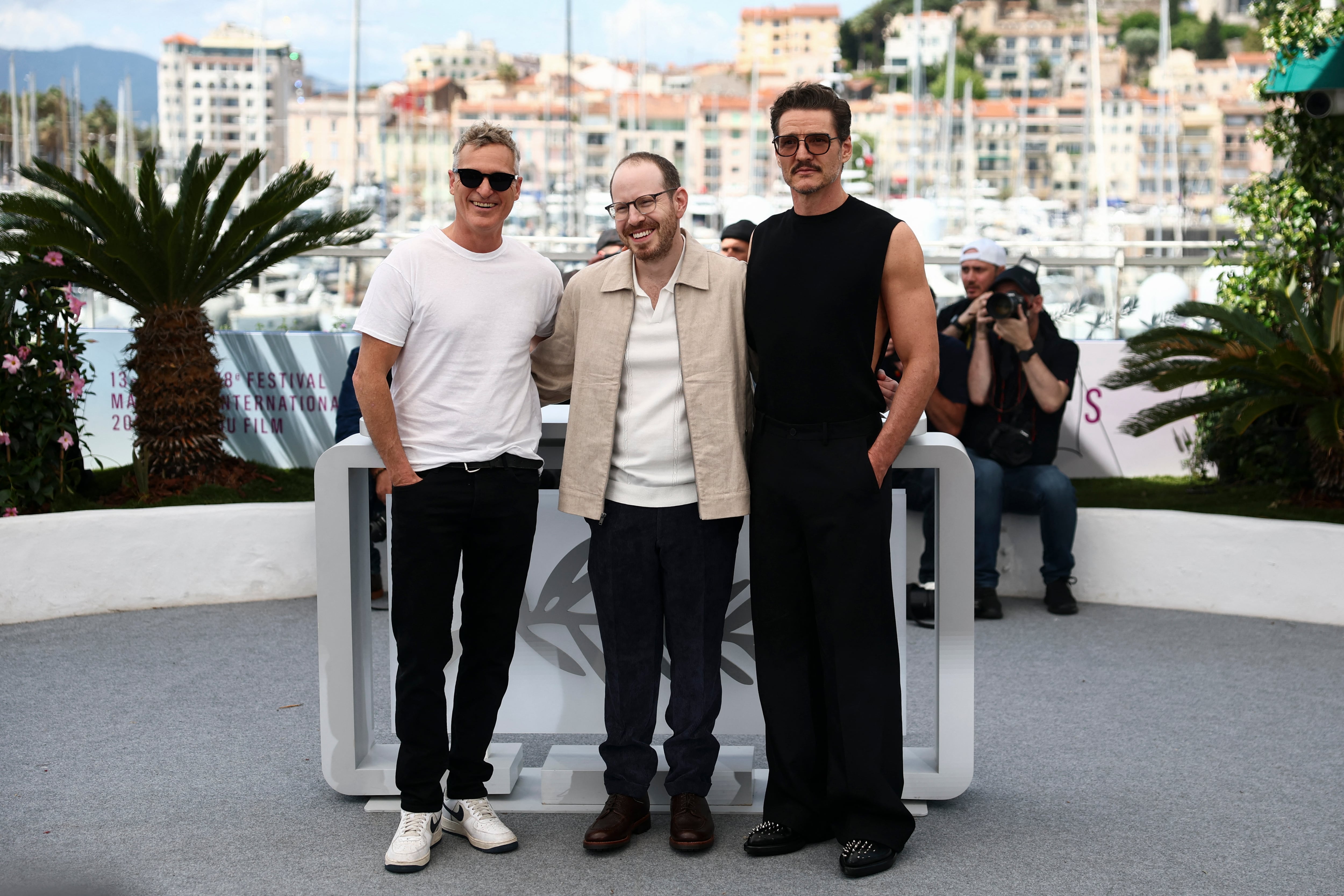 El director Ari Aster (centro) y los actores Pedro Pascal (derecha) y Joaquin Phoenix (izquierda) en la presentación de