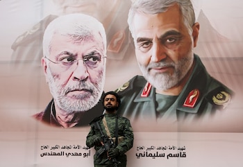 Un miliciano houthi de pie