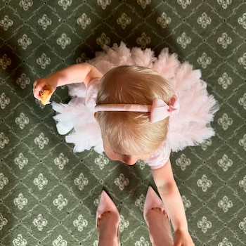 Elle llevó un vestido color