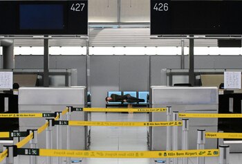 Una persona duerme en el