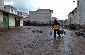 Un bombero recorre la zona afectada por el aluvión de La Gasca, en Quito. (Foto: Bomberos Quito).