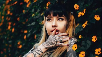 Tatuadora es acosada por vecinas