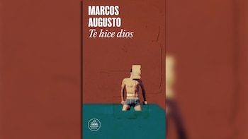 Portada de libro: hombre sin camisa en calzoncillos, rostro cubierto con papel, sumergido en un área azul, fondo marrón. Texto 'Marcos Augusto Te hice dios'
