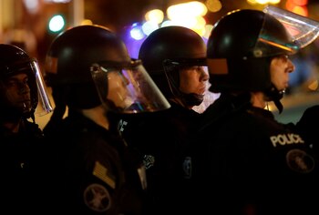 Oficiales de policía observan a