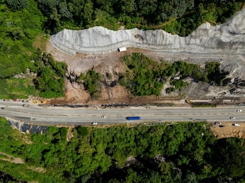 El Ministerio de Obras Públicas habilitó el paso vehicular y peatonal en el tramo Los Chorros tras el retiro de rocas en la carretera Panamericana. (Foto cortesía Ministerio de Obras Públicas)