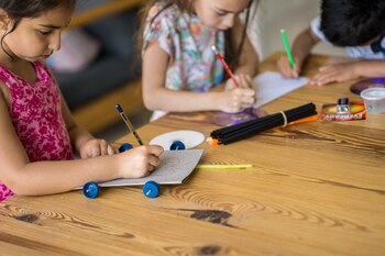 Pequeños pintando (Crédito: tecnokids)