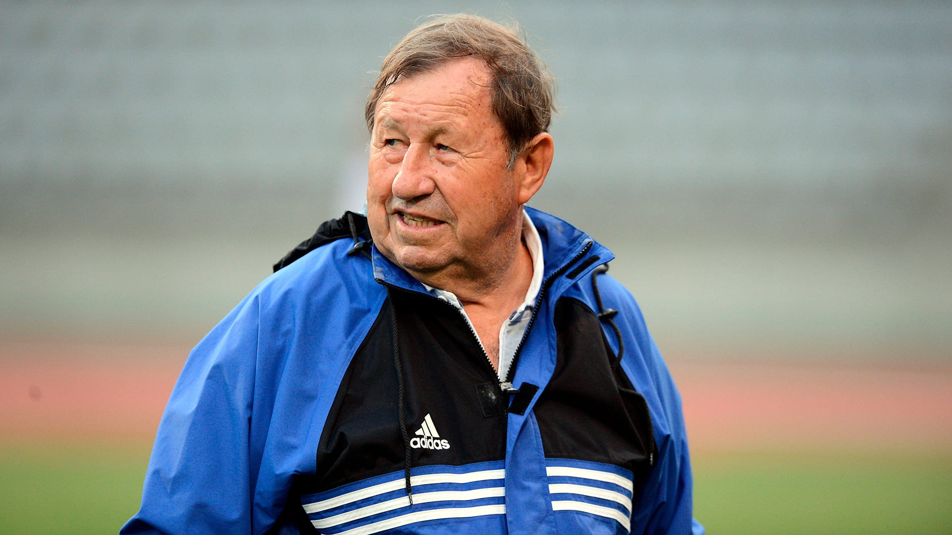 Guy Roux, entrenador legendario del Auxerre de Francia, quedó en el foco de la polémica por declaraciones contra el fútbol femenino