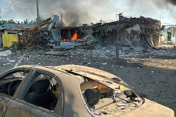 Fuego en el sitio de un ataque aéreo ruso en Pechenihy, región de Kharkiv, que dejó al menos 10 muertos y 17 heridos (Servicio de Emergencias de Ucrania vía AP)
