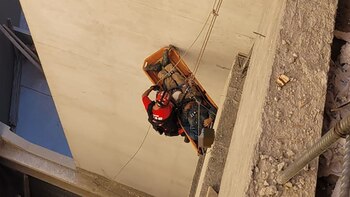 El trabajador manipulaba una sierra