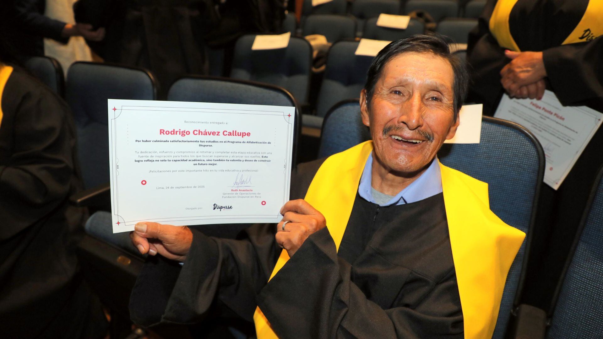 Adulto mayor con parkinson, de Pensión 65,  se gradúa en el programa de alfabetización digital | Foto: Midis