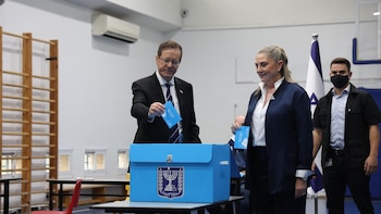 El presidente de Israel pide "mente abierta" para pactar un Gobierno y evitar una repetición electoral