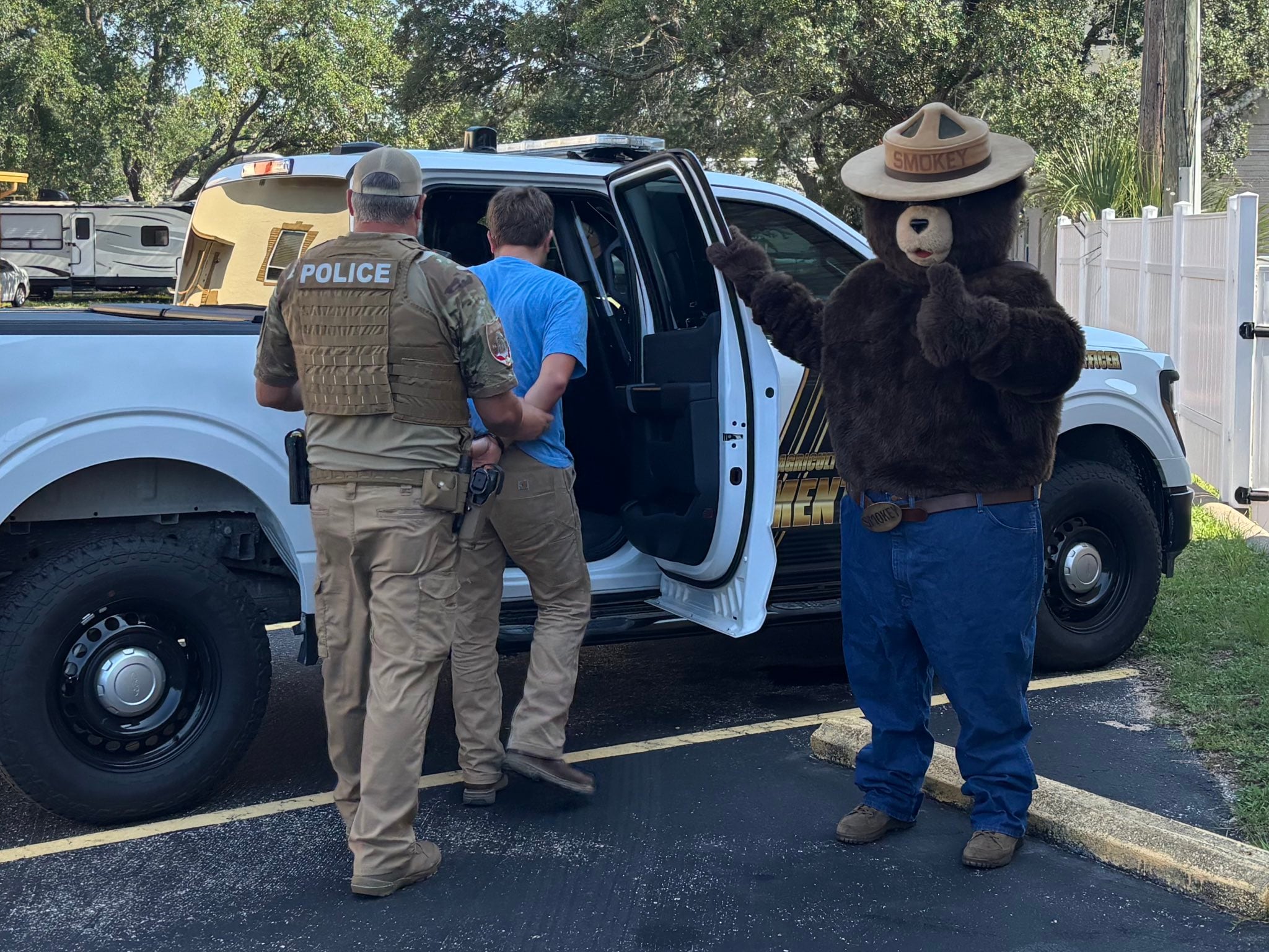 Hunter Drake Lovett enfrenta una acusación federal en Florida por el robo de letreros de Smokey Bear en parques estatales (X: Twitter)