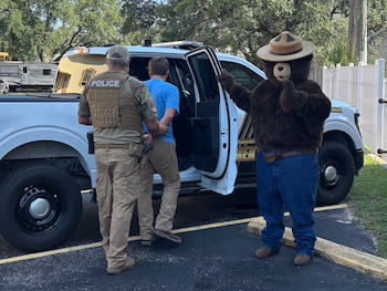 Hunter Drake Lovett enfrenta una acusación federal en Florida por el robo de letreros de Smokey Bear en parques estatales (X: Twitter)
