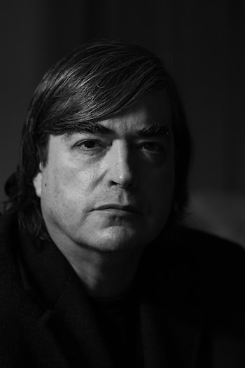 “Mi vida ahora es tan feliz, tan predecible, tan plácida, tan aburguesada, que ya no encuentro en mi propia vida historias para novelar, porque la felicidad no da buena literatura”.