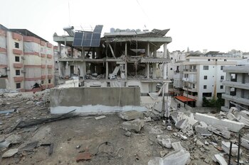 Un edificio dañado tras un ataque aéreo israelí contra el barrio de Haret Saida, en la ciudad de Sidón, al sur del Líbano. (MAHMOUD ZAYYAT/AFP)