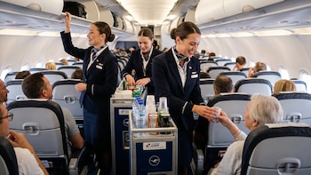 CCOO reclama coeficientes reductores de jubilación para los auxiliares de vuelo tras un estudio que los sitúa primeros en mortalidad por cáncer de radiación
