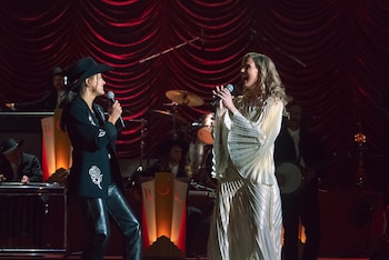 Misty Jones abandona su aislamiento cuando la desaparición de una joven cantante obliga a revisar su propio pasado. (Crédito: Tina Rowden/Netflix © 2026.)