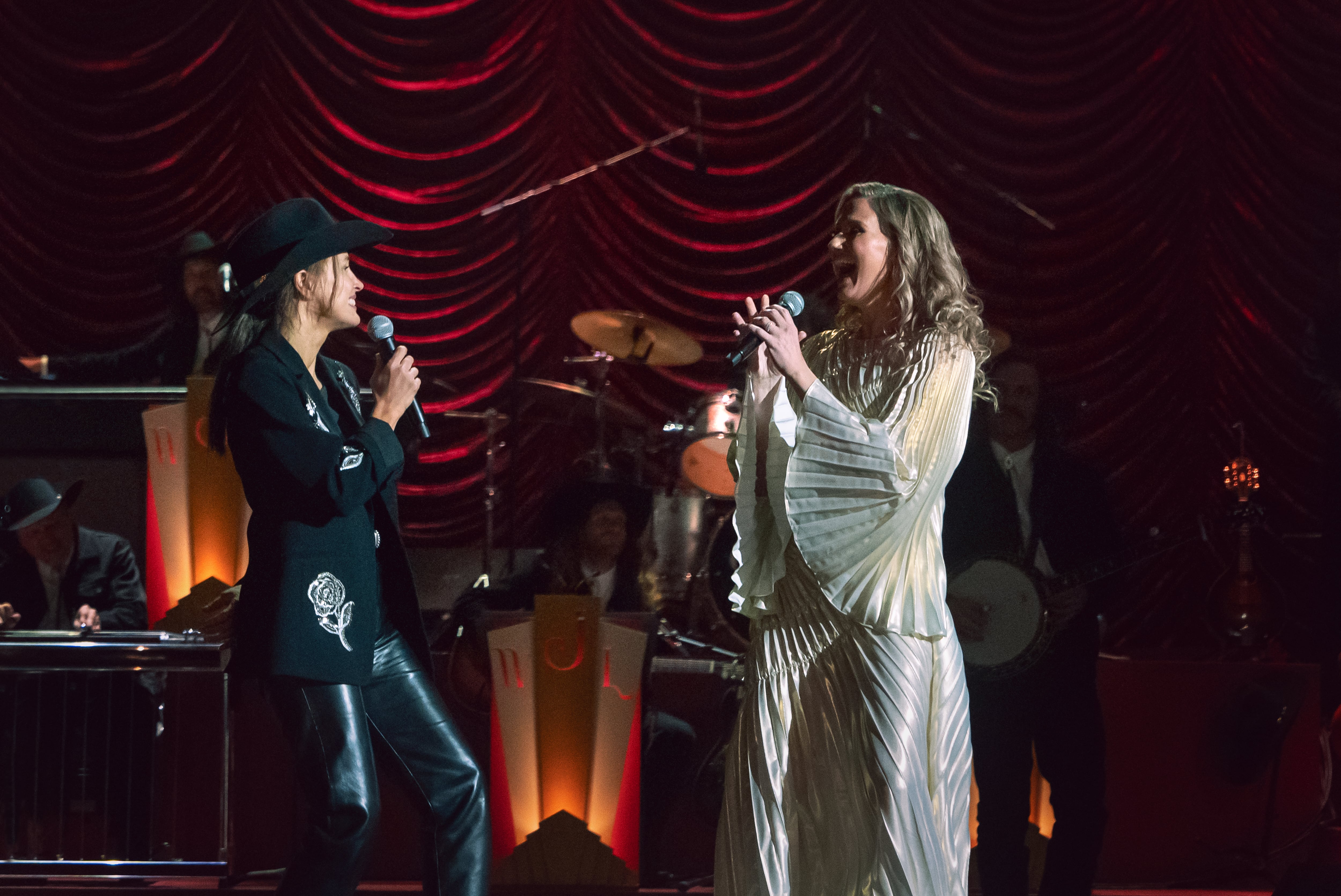 Misty Jones abandona su aislamiento cuando la desaparición de una joven cantante obliga a revisar su propio pasado. (Crédito: Tina Rowden/Netflix © 2026.)