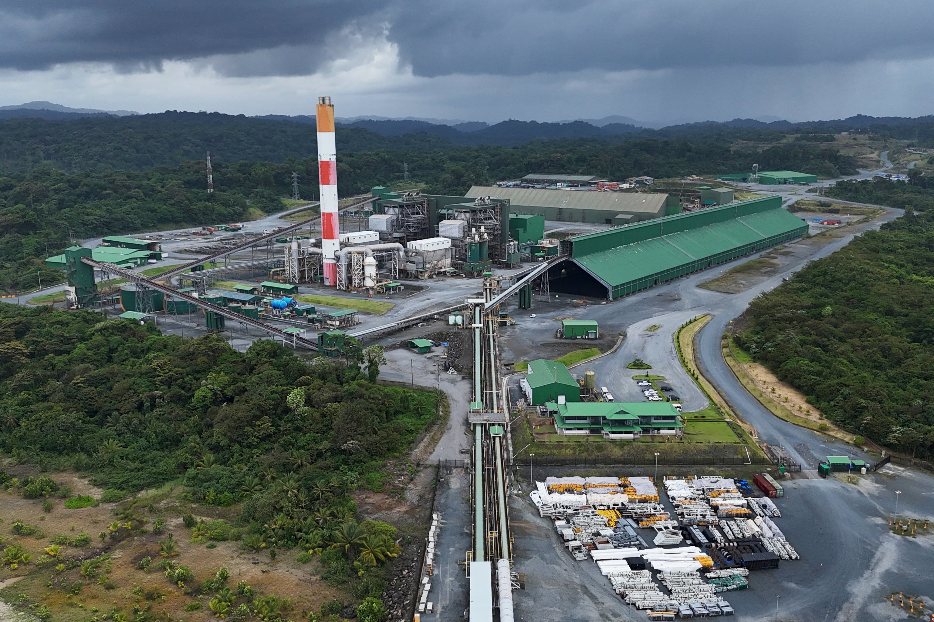 Esta imagen muestra la planta termoeléctrica de la mina Cobre Panamá, propiedad de First Quantum Minerals de Canadá, el viernes 21 de marzo de 2025, en Donoso, Panamá. La mina fue cerrada después de que la Corte Suprema de Panamá determinara que la concesión gubernamental era inconstitucional. (AP Foto/Matías Delacroix)