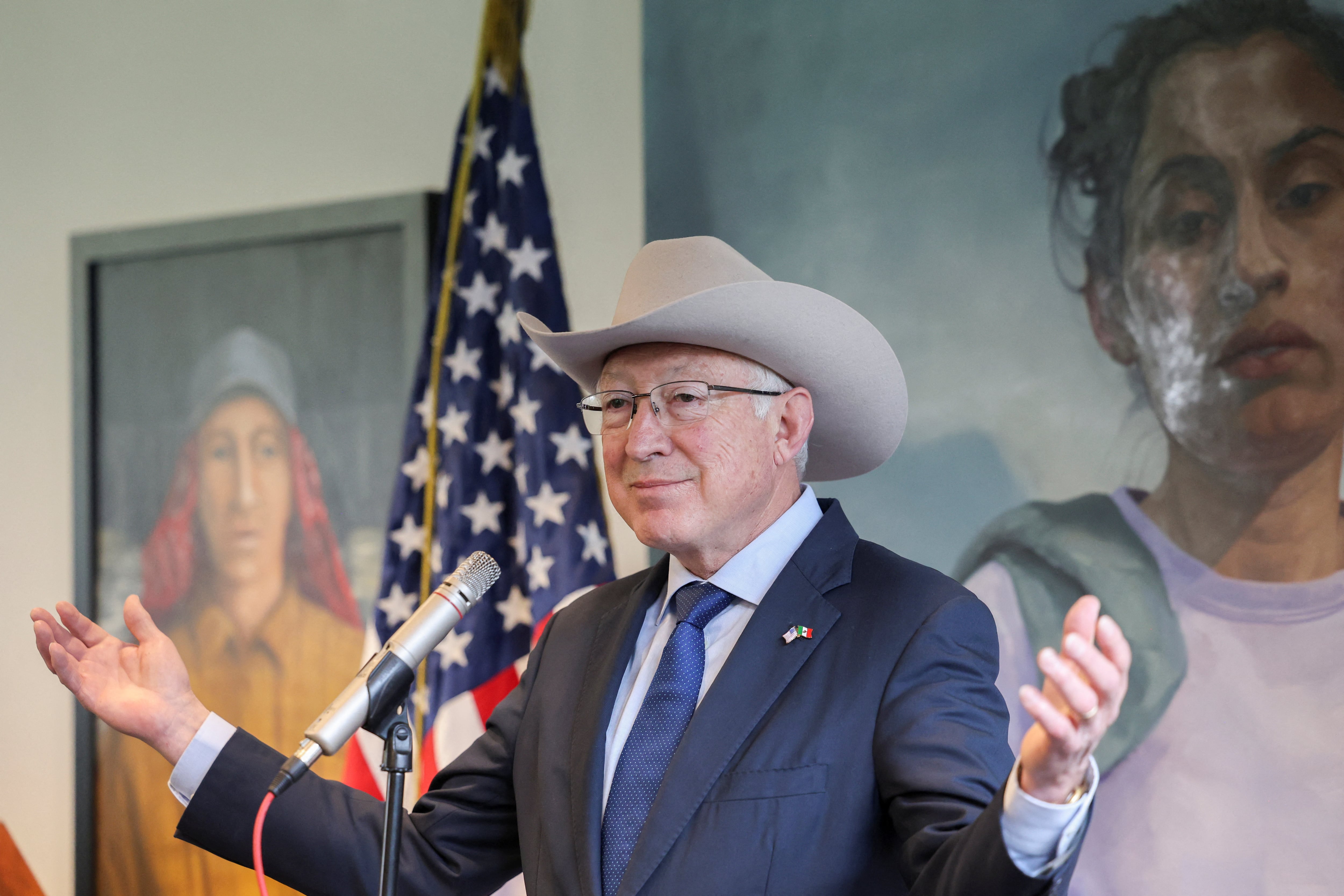 El embajador de Estados Unidos en México, Ken Salazar, hace un gesto durante su conferencia de prensa de despedida en la Ciudad de México, México, el 6 de enero de 2025.REUTERS/Raquel Cunha
