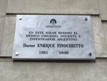 La placa que está en