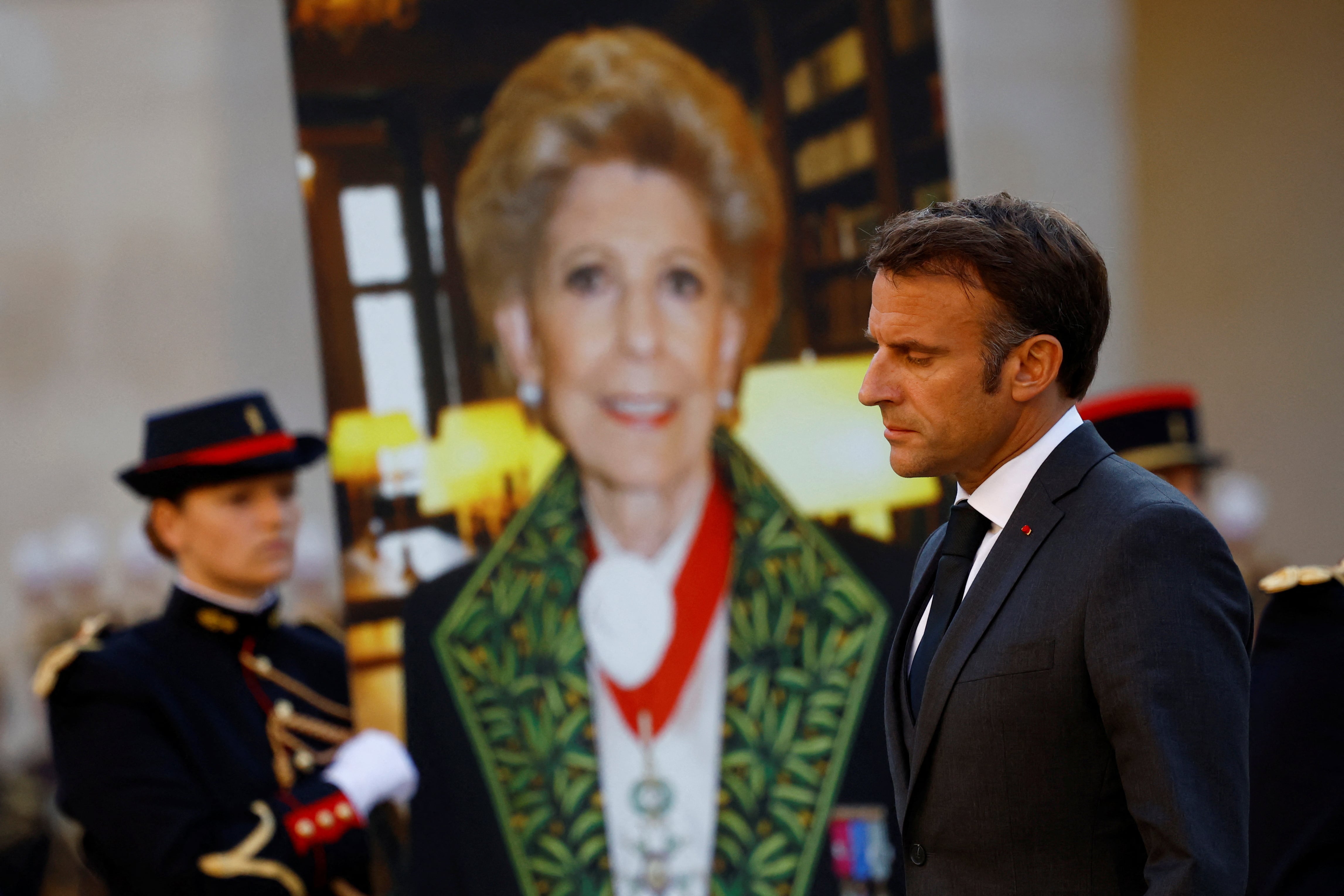 Poco después de la muerte de Hélène Carrère hubo un homenaje nacional en el que el presidente Macron dio un discurso. REUTERS/Sarah Meyssonnier/Pool