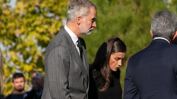 Los Reyes Felipe y Letizia, volcados con los heridos del accidente ferroviario en su visita al hospital de Toledo
