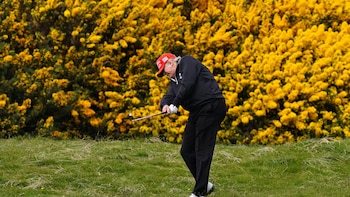 Imputadas en Reino Unido siete personas sospechosas de vandalizar un campo de golf de Trump en Escocia