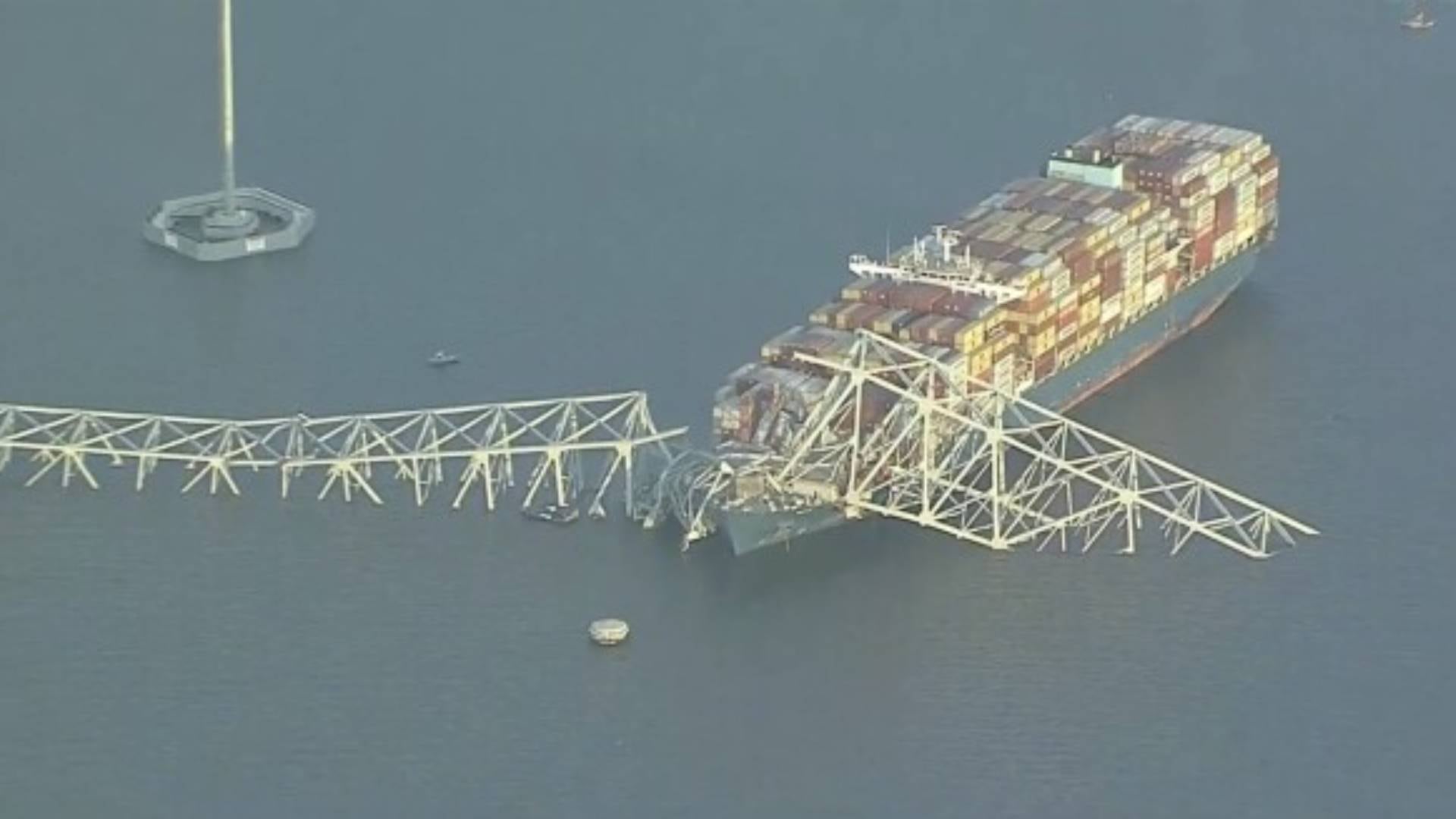 Las familias de las víctimas y el único sobreviviente del derrumbe lograron un acuerdo con los propietarios y operadores del buque M/V Dali por la tragedia del puente Key en Baltimore (AP)