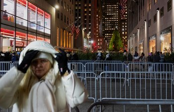 Se instalan barreras durante la ceremonia de iluminación del árbol de Navidad del Rockefeller Center de 2024 en Manhattan, en la ciudad de Nueva York, EE. UU., el 4 de diciembre de 2024.
